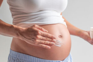  За превенция на стриите включете подходяща козметика за бременни